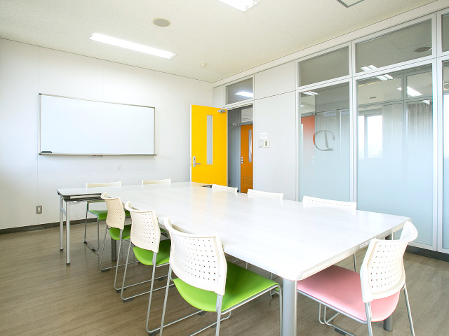 演習室：少人数で学ぶゼミや語学の講義を行う演習室です。
