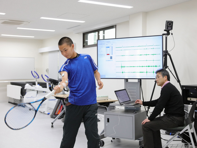 スポーツ生理学・バイオメカニクス実験実習室／健康スポーツ科学科専用の棟で様々な実習に取り組みます。