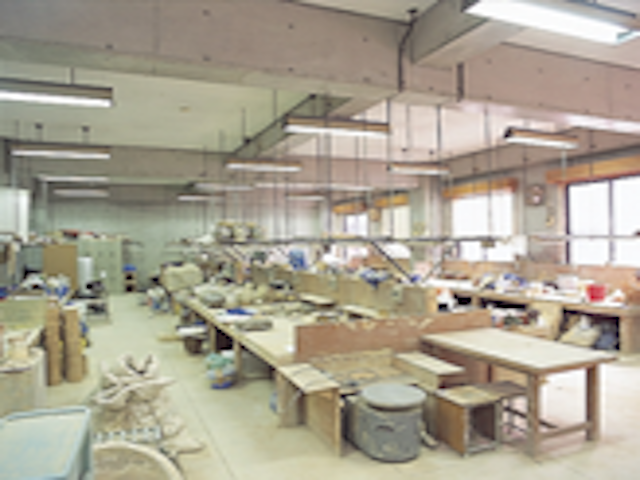 陶芸専攻ロクロ室：30台もの電動ロクロを完備。広々とした空間で、 集中して制作することができます。
