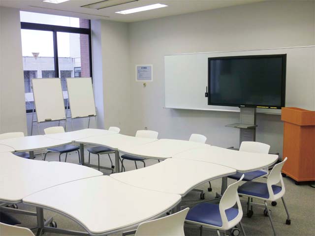ゼミ教室。アクティブラーニングなど少人数の授業に合わせて使われます。グループに合わせて自由にレイアウトできる可動式の机と椅子を備えています。