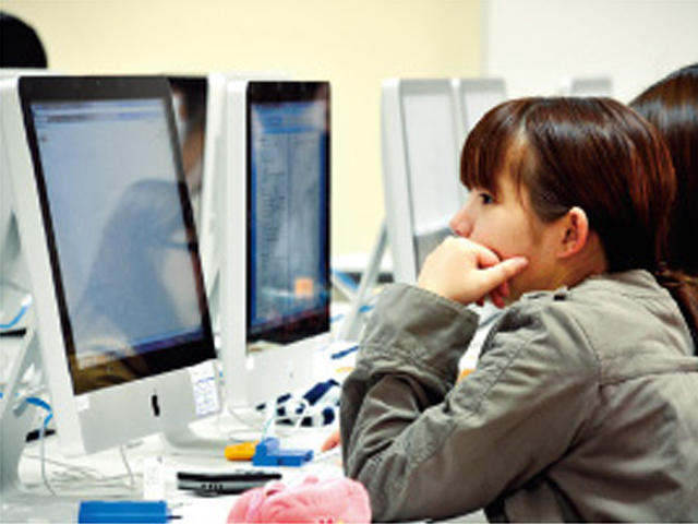 コンピュータ室。レポートの作成や就職情報のチェックなど、学生は必要な時に、自由に利用することができます。