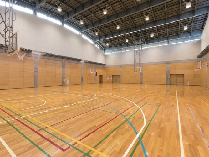 【本部棟】体育館：本部棟に隣接し、シャワールームやクラブ室も完備した体育館は授業やクラブ活動で利用されています。