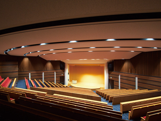 【清明ホール（名古屋）】梅村学園の初代理事長・梅村清明の名がつけられた学術ホール。約500名を収容でき、講演会などに使用されます。