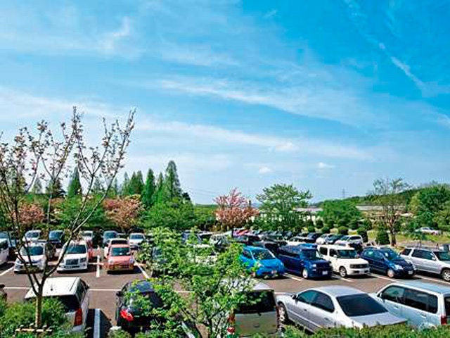 ［学生用駐車場］学生用駐車場1,550台を完備し、1年次から自動車通学可能です。