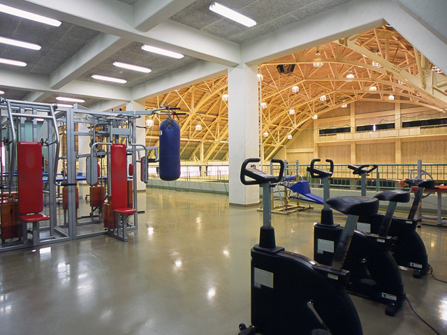 トレーニング施設。主に部活動での身体能力向上のために使用されています。 
