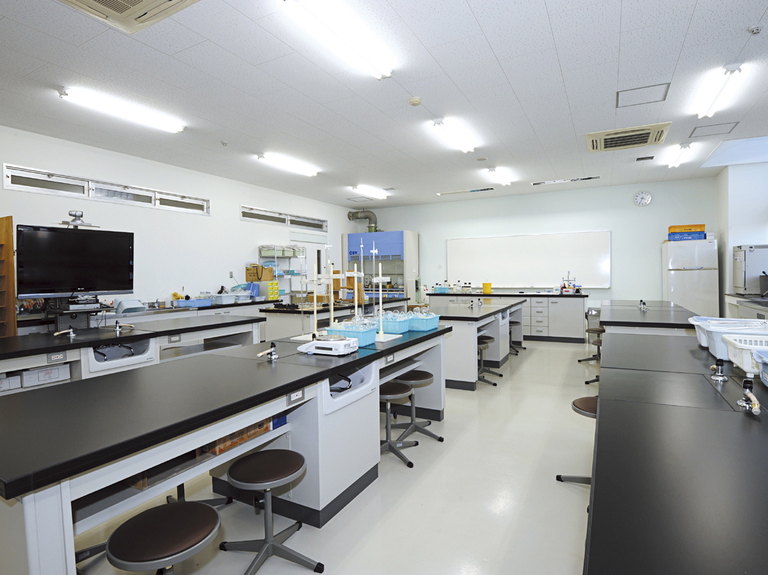 【宮崎キャンパス(1号館)】理化学実験室。専門の器具や機材を備えた実習室。