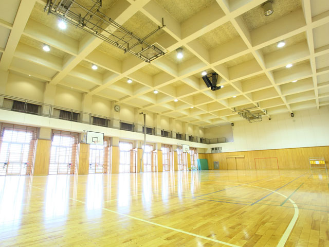 体育の授業だけでなく、バスケットボールやバレーボールなど、クラブ・サークル活動でも幅広く利用されます。