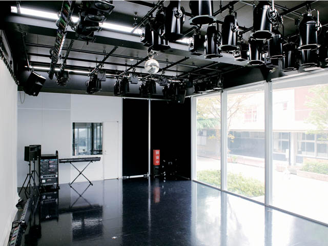 ライブスタジオ：音響・照明機材を備え、パフォーマンスにも使用されます。