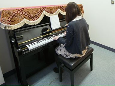 ピアノ練習室：教員になるために必須の「ピアノ」を個室で思う存分練習できます。合計16室あります。