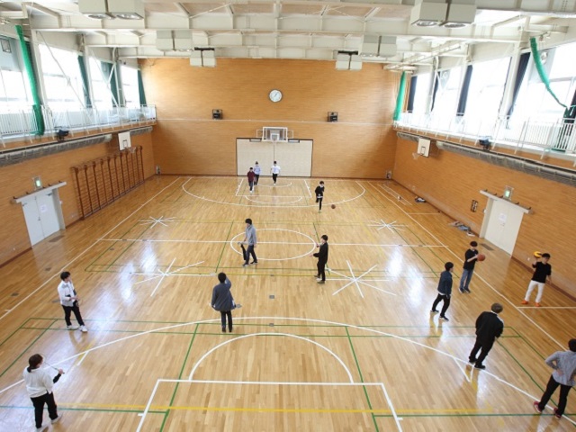 体育館：空き時間や休み時間に仲間と利用する学生や、バスケットボールやバレーボール、バドミントンなど各種サークルの活動拠点として利用されています。