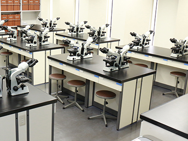 【実習室（臨床検査実習室）】動物臨床検査に必要な検査機器を備え、血液検査、微生物検査、病理組織検査、寄生虫検査などの検査技術を学びます。