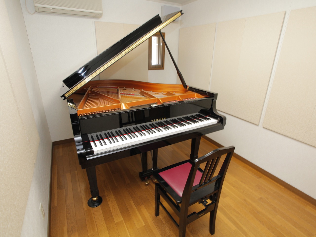 ピアノ室。個室なので、集中して練習することができます。