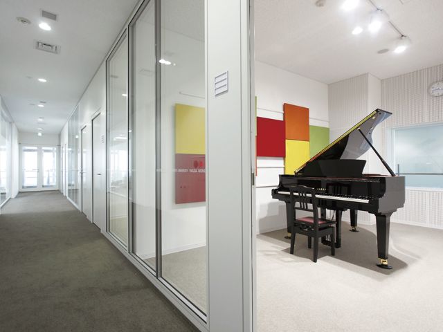 グランドピアノを設置した個室レッスン室をはじめ、計１８室の練習室を設備。