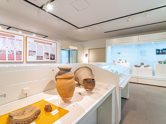 大学内にある博物館。東館建設時に発掘された土器や民族資料、服飾、手芸関係や古美術などの資料を展示・公開しています。