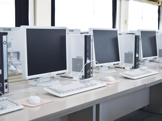 情報機器実習室。約110台のパソコンがあります。授業での利用はもちろんのこと、課外の自習にも利用できます。