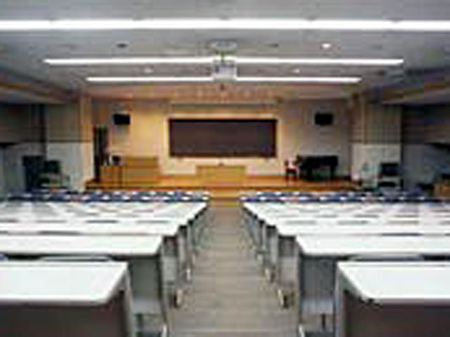 大型スクリーンを完備した「視聴覚教室」は、広々とした階段教室になっており、大人数の授業や研究発表、ガイダンスなどに利用される場所です。
