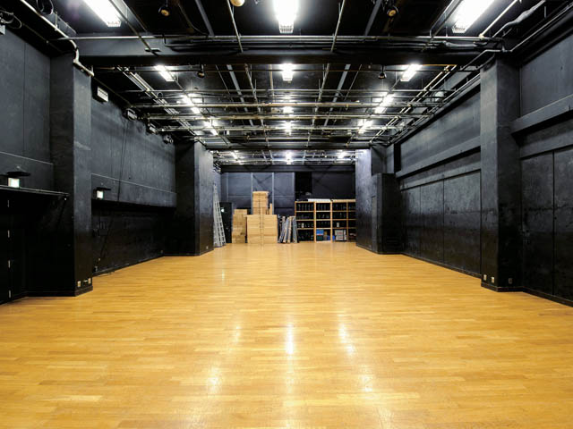小劇場：授業やワークショップ、試演会などで日常的に使用します。