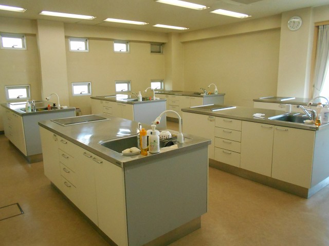 調理室:幼児教育系の授業で使用します。