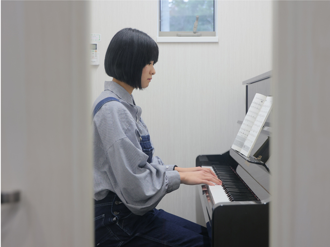 ピアノ練習室：防音設計の個室になっているので、まわりを気にすることなく練習に集中できます。