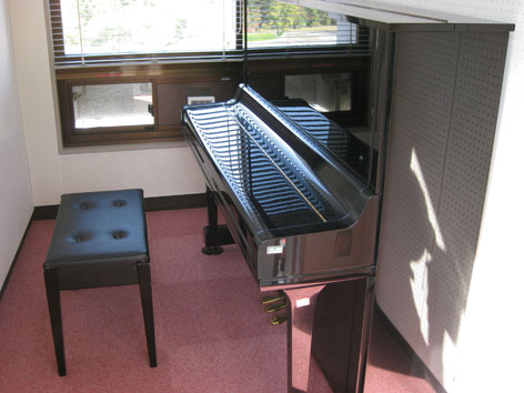 （ピアノ練習室）常時開放されており，空いている時間に自由にピアノ等の練習が可能