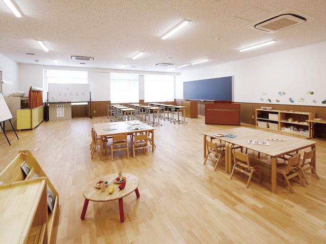 【子ども学教材開発室】幼稚園や保育園の教室を模したエリア、小学校の教室を模したエリアがあります。現場さながらの環境で模擬授業を行うことで、実践力を育みます。