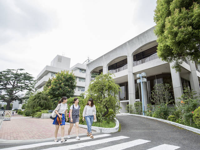 【学園本部館】学校法人昭和女子大学の本部中枢機能のほか、３つの文化研究所や会議室などを設置しています。