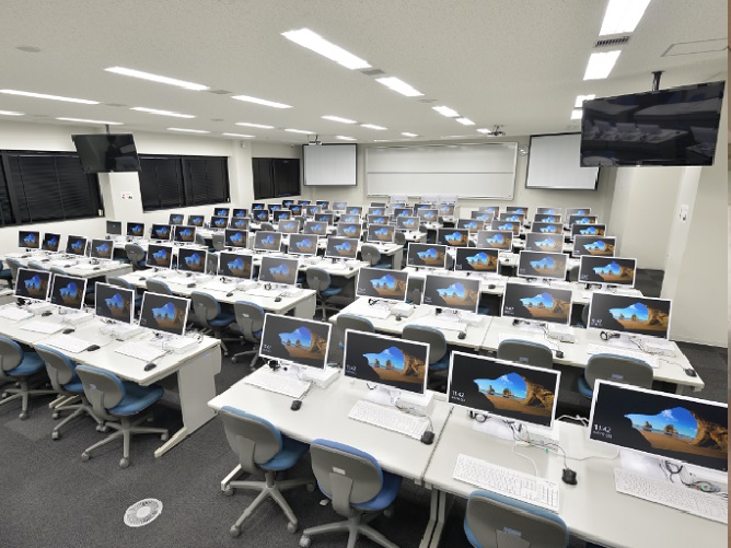 【本部棟（10周年記念棟）】コンピュータ教室：2室合わせて192台の最新PCを設置。遠隔による同時講義も可能で、講義の時間外でも学生は自由に利用できます。