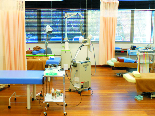【大学附属とこは鍼灸接骨院】（浜松キャンパス）地域の方も多く訪れる、人気の鍼灸接骨院です。３年次の臨床実習施設としても使用されます。