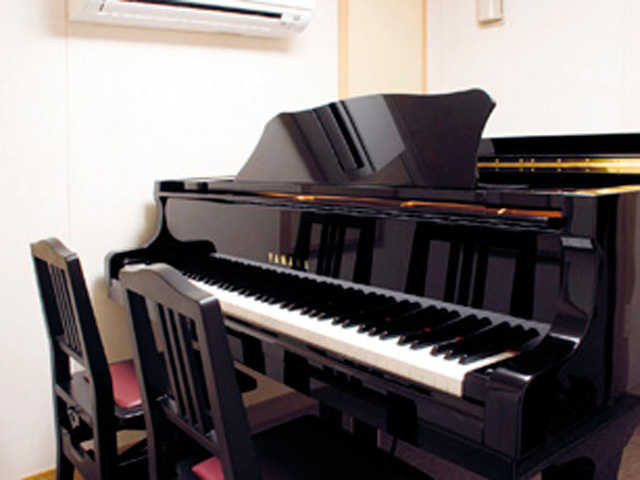ピアノ練習室：24の個人用ブースがあり、集中してレッスンができます