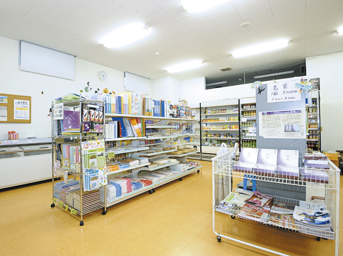 【宮崎キャンパス(1号館)】学生生協（売店）。授業や生活に必要な文房具はもちろん、書籍や食品なども購入できます。
