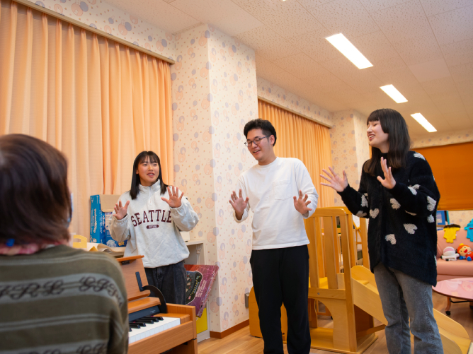 ■子育てサポートアクティブ・ラーニング演習室：子育てや保育といった地域が抱える諸問題に貢献しながら、実践的な学びができる演習室です。