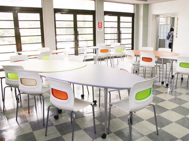 学生ホール。講義の空き時間、昼休みの食事の時間など、歓談する場所として日々利用されています。