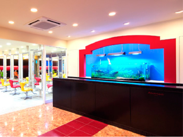 美容実習室　アクアリウム：エントランスには、美しい熱帯魚のアクアリウムがあり、美容サロンさながらの空間で技術を磨くことができます。