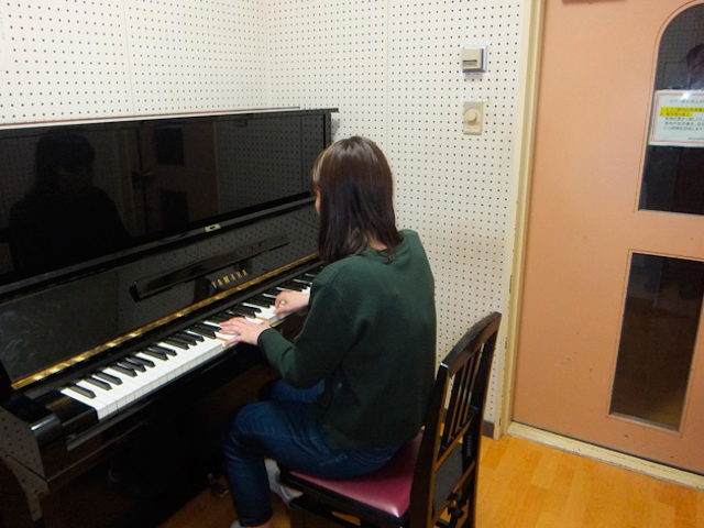 【ピアノ室】　授業で使用するだけでなく、自主的に練習する学生のために、いつでも使用できるようになっています。
