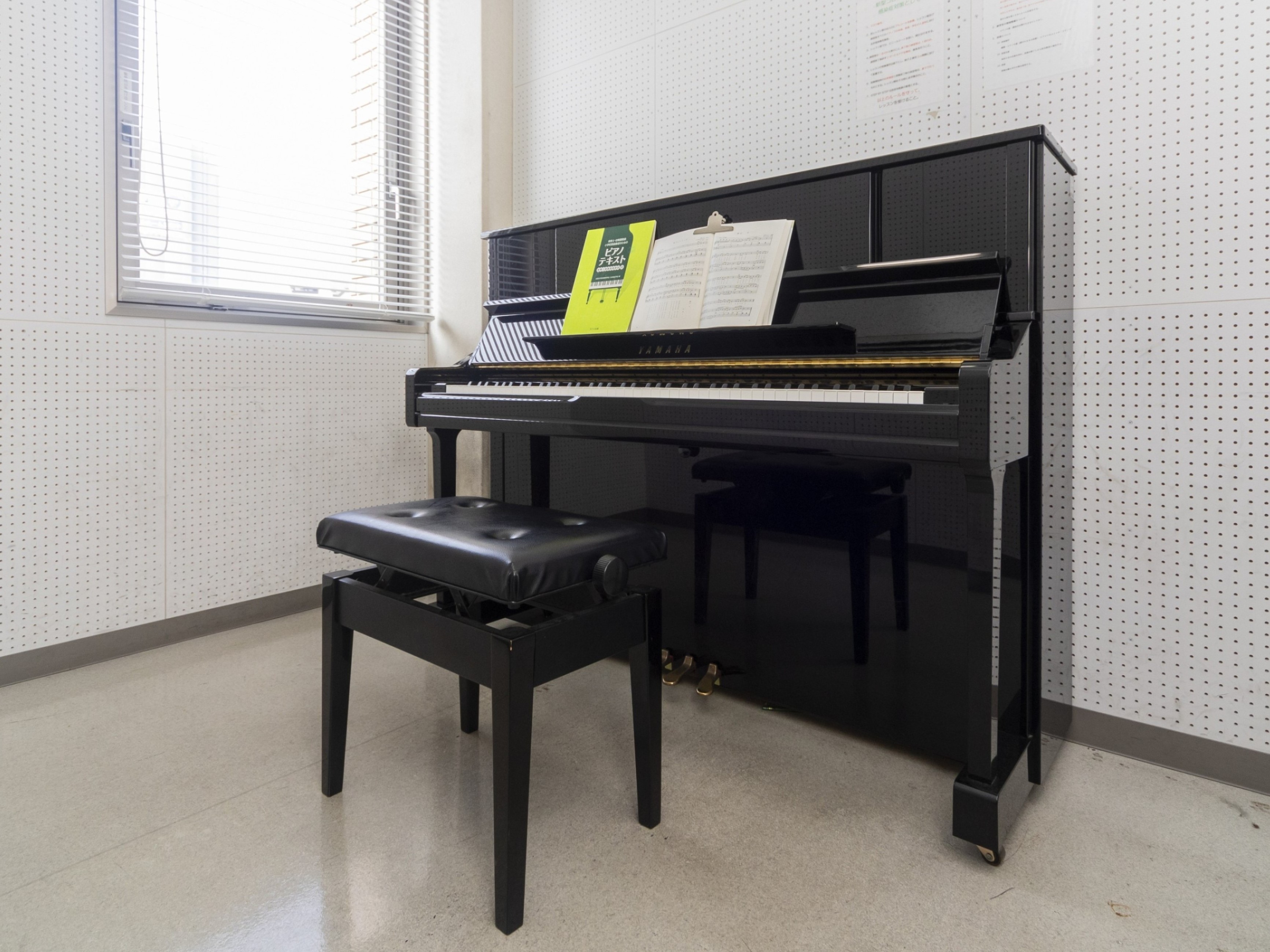 【ピアノ練習室】防音性の高い個室の練習室は授業での個別指導のほか、放課後や授業の空き時間を利用して自由に使えます。