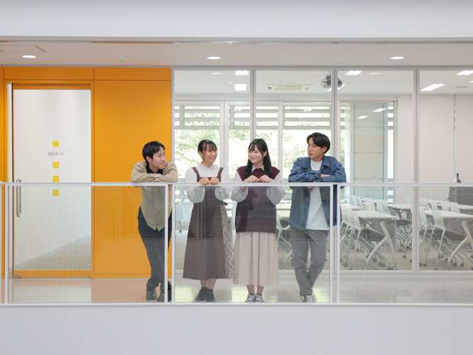 L棟講義室：L棟は1階から3階まで吹き抜け。ガラス張りの明るく気持ちの良い講義室です。