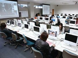 合計60台のMac PCを設置。「Adobe Master Collection」「Final Cut」「Light Wave 3D」を使ったグラフィック作品、メディア作品制作の授業が行われる「CG教室」