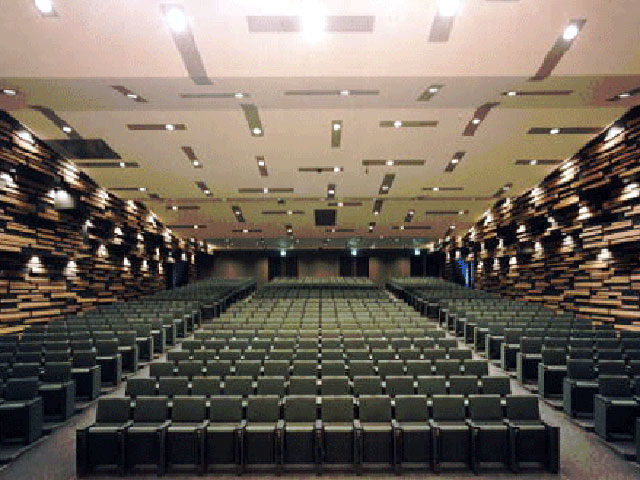 「作新清原ホール」収容数600人。大型スクリーンが設置され、客席は折りたたみテーブルが引き出せるようになっており、座席から立ち上がると自然と収納されます。