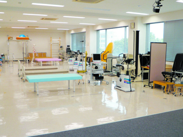 【機能訓練室】（浜松キャンパス）理学療法学科の授業で、身体機能に関する実習を行います。