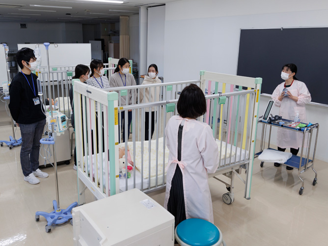 基礎看護学・成人看護学実習室：基礎的な看護技術力を身につける実習室