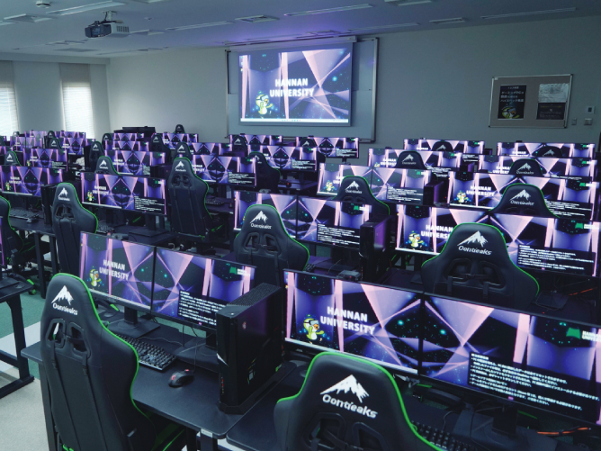 1号館：国内大学で最大規模のハイスペックパソコン教室(G-LAB)。授業はもちろん、e-スポーツでも使用可能