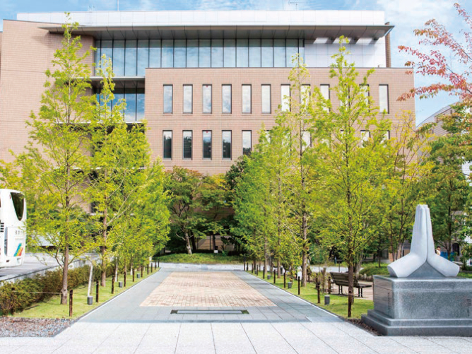 「並木道」図書館へと続く並木道で季節を感じます。初夏は清々しい新緑が見どころです。（紫野キャンパス）