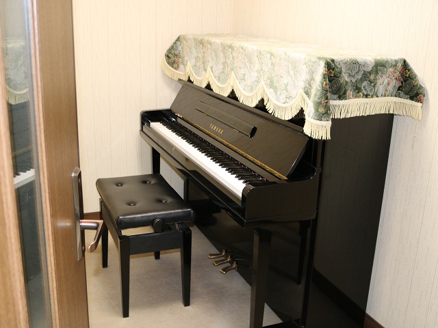 いつでも自由に利用できる「ピアノ練習室（個室）」が16室（こども発達学科）