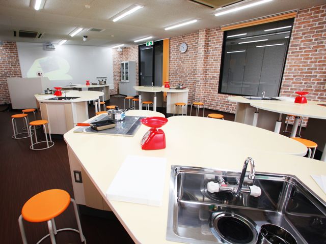 ■食育推進調理実習室：調理台の先生の手元を大画面に投影しながら学べる実習室。幅広い世代への食育を推進できる力を養います。