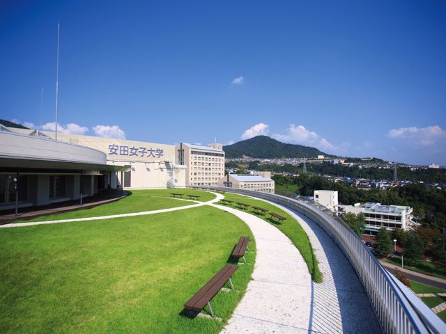 広島の中心部を眺めることができる、屋上庭園。 屋上を天然芝で緑化することで、優れた省エネルギー効果を実現。