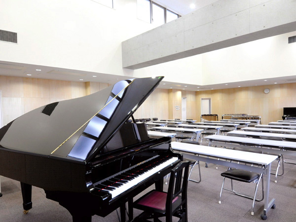【1号館 音楽リズム室】子ども向けの歌を聞いたり、ピアノを弾いたりして音楽を身につける教室です。
