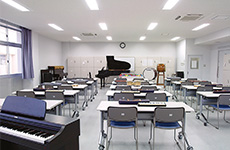 音楽室では、子どもたちとのコミュニケーション能力を育む音楽の授業が展開されます。