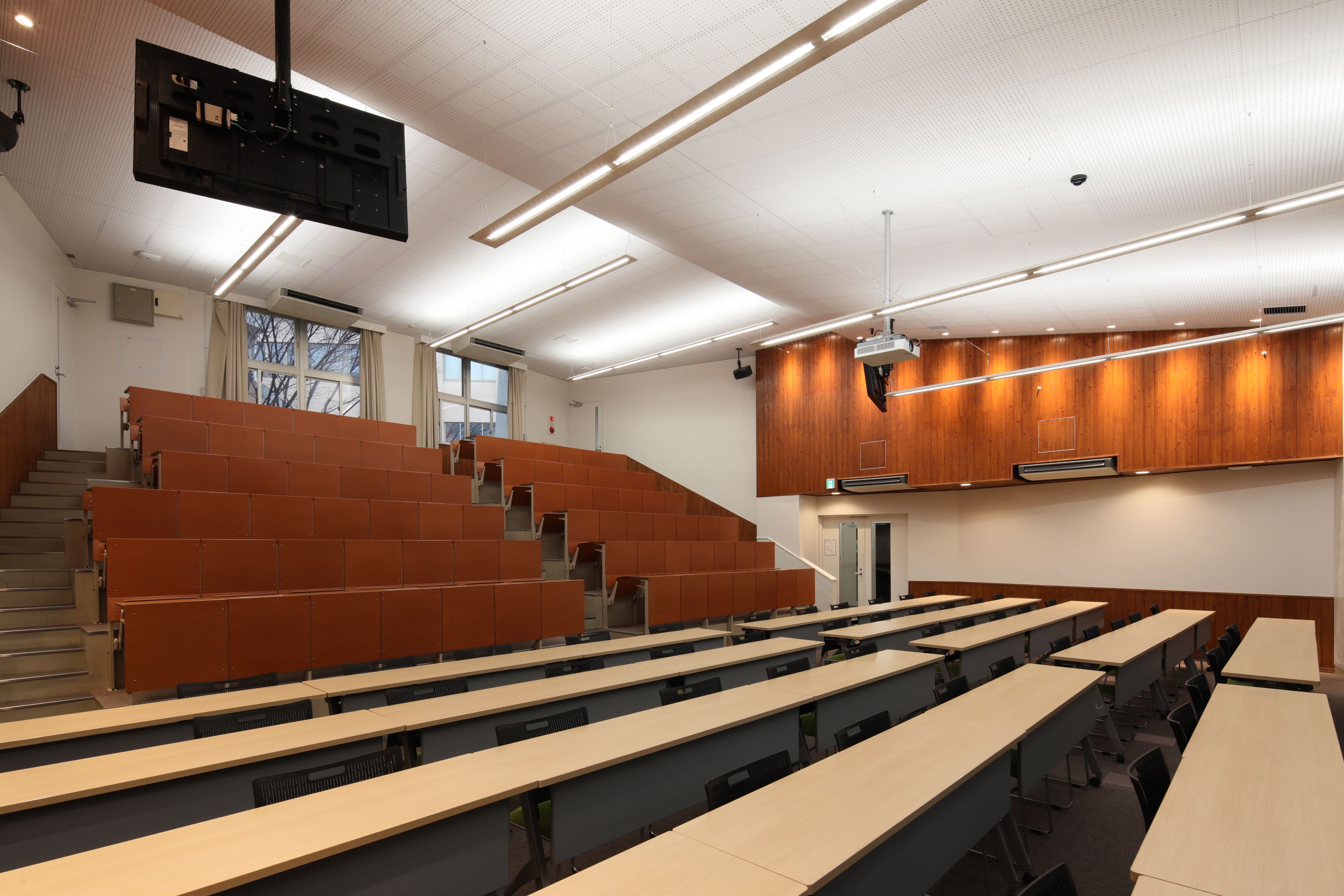 階段教室：本学で一番大きな教室です。同じ大きさが3部屋あり、講義形式の授業で活用されます。