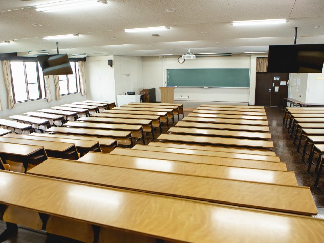 455教室：本館にある大講義室です。その他、人数に応じて学べる講義室が揃っています。