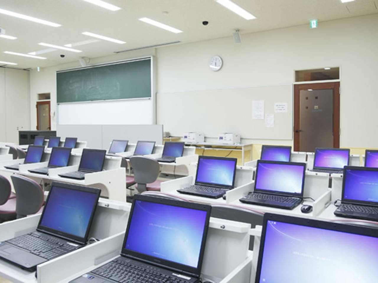 【情報処理室】パソコンを使った授業などで使用する教室です。